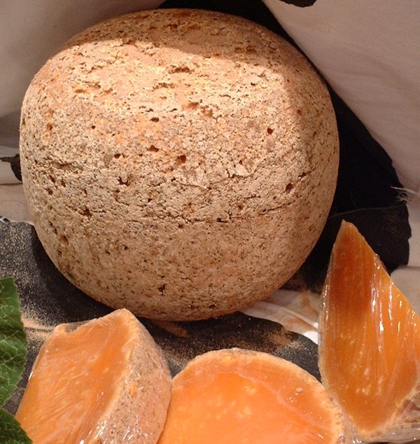 http://reho.st/upload.wikimedia.org/wikipedia/commons/f/fc/Mimolette_vieille_etuvee.jpg