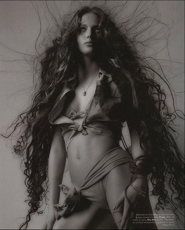 http://reho.st/visboo.com/img/photos/the-girl-with-incredible-hair01.jpg