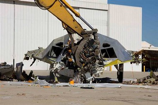 http://reho.st/www.aerospaceweb.org/aircraft/bomber/f117/f117_scrap_01.jpg