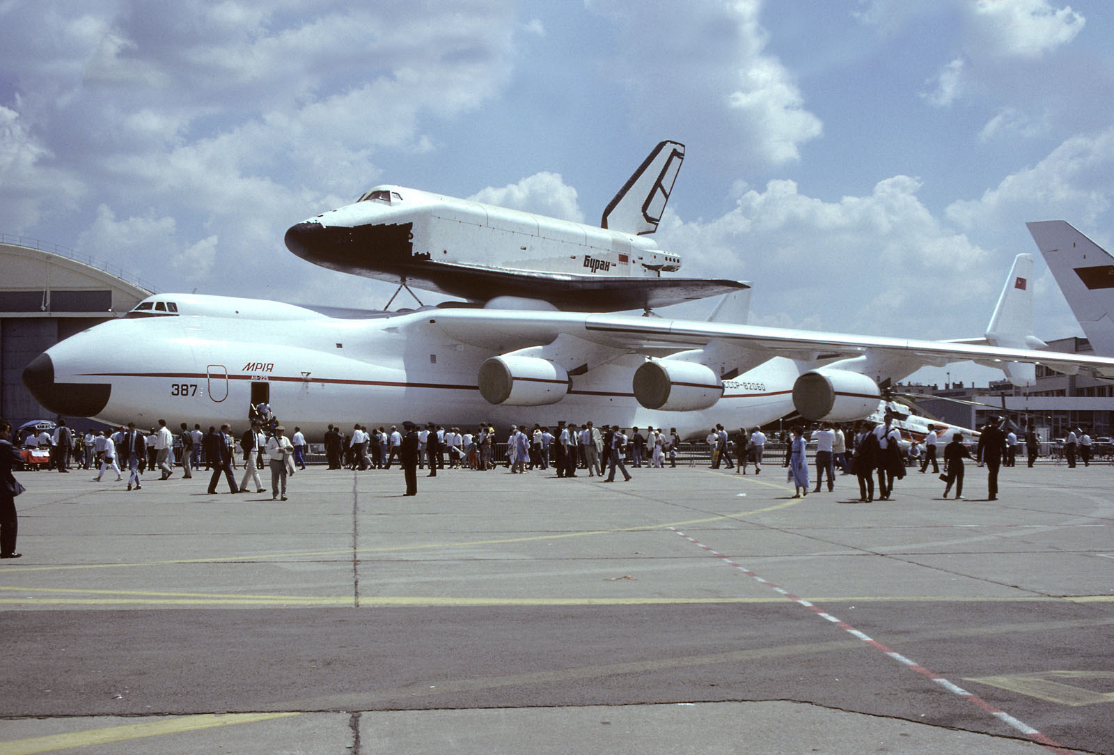 http://reho.st/www.buran.fr/mriya-antonov/Photos//050-Exhibition%20au%20Bourget%20avec%20Bourane-Airshow%20with%20Buran%20at%20Le%20Bourget-1134884.jpg