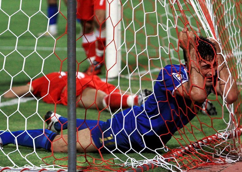 http://reho.st/www.fohguild.org/forums/attachments/screenshots/113574d1245424126-funny-strange-random-pics-soccernet.jpg