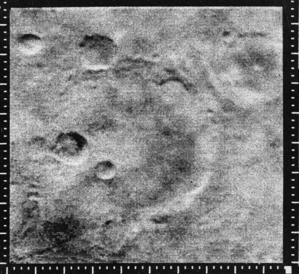http://reho.st/www.jpl.nasa.gov/history/hires/1965/mars_m04_11e.jpg