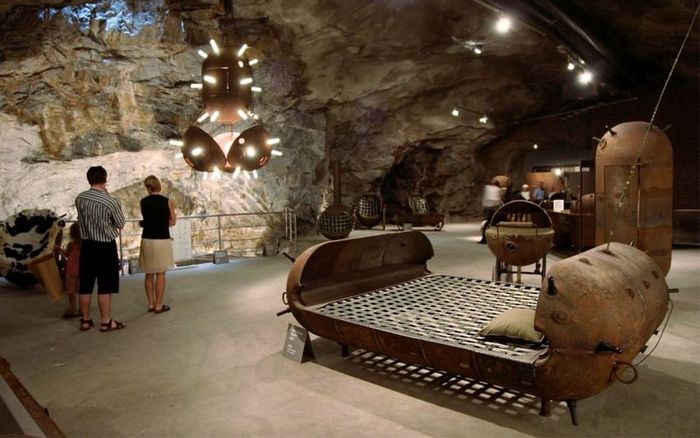 http://reho.st/www.ljplus.ru/img4/l/i/libertine_69/bed-made-from-naval-mine_52.jpg