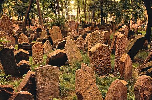 http://reho.st/www.paranormalhaze.com/img/places/creepy-graveyards/04.jpg