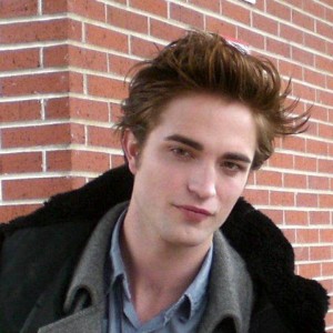 http://reho.st/www.twilight-film.com/wp-content/uploads/2009/02/robert-pattinson2-300x300.jpg