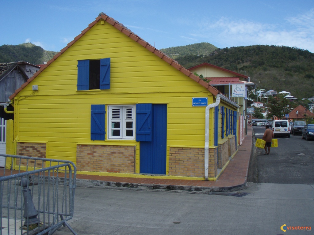 http://reho.st/www.visoterra.com/images/original/maison-jaune-visoterra-25357.jpg