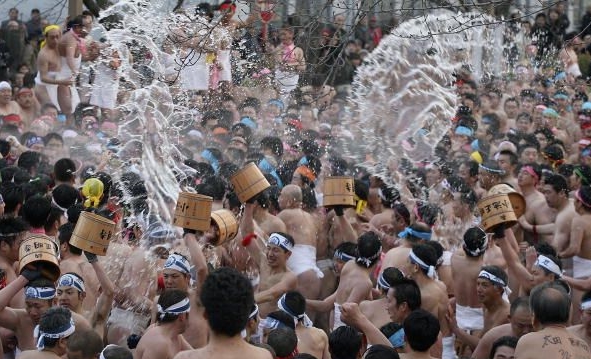 http://reho.st/www.weirdasianews.com/wp-content/uploads/2008/11/naked-man-festival.jpg