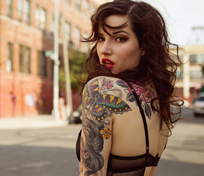 https://reho.st/https://archzine.fr/wp-content/uploads/2018/11/tatouage-epaule-bras-femme-papillon-couleurs-buste-portrait-fleurs-oldschool-vintage-retro-tattoo.jpg