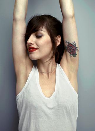 https://reho.st/https://i.f1g.fr/media/ext/1900x1900/madame.lefigaro.fr/sites/default/files/img/2014/09/jennifer-ayache.jpg