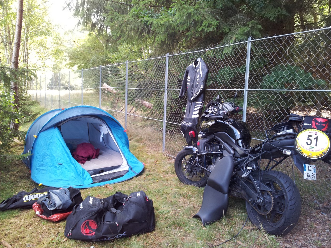 https://reho.st/xpay.free.fr/CRs/Volcans%202015/camping.jpg